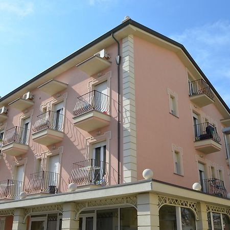 Residence Uno Studio&Suites Rimini Esterno foto