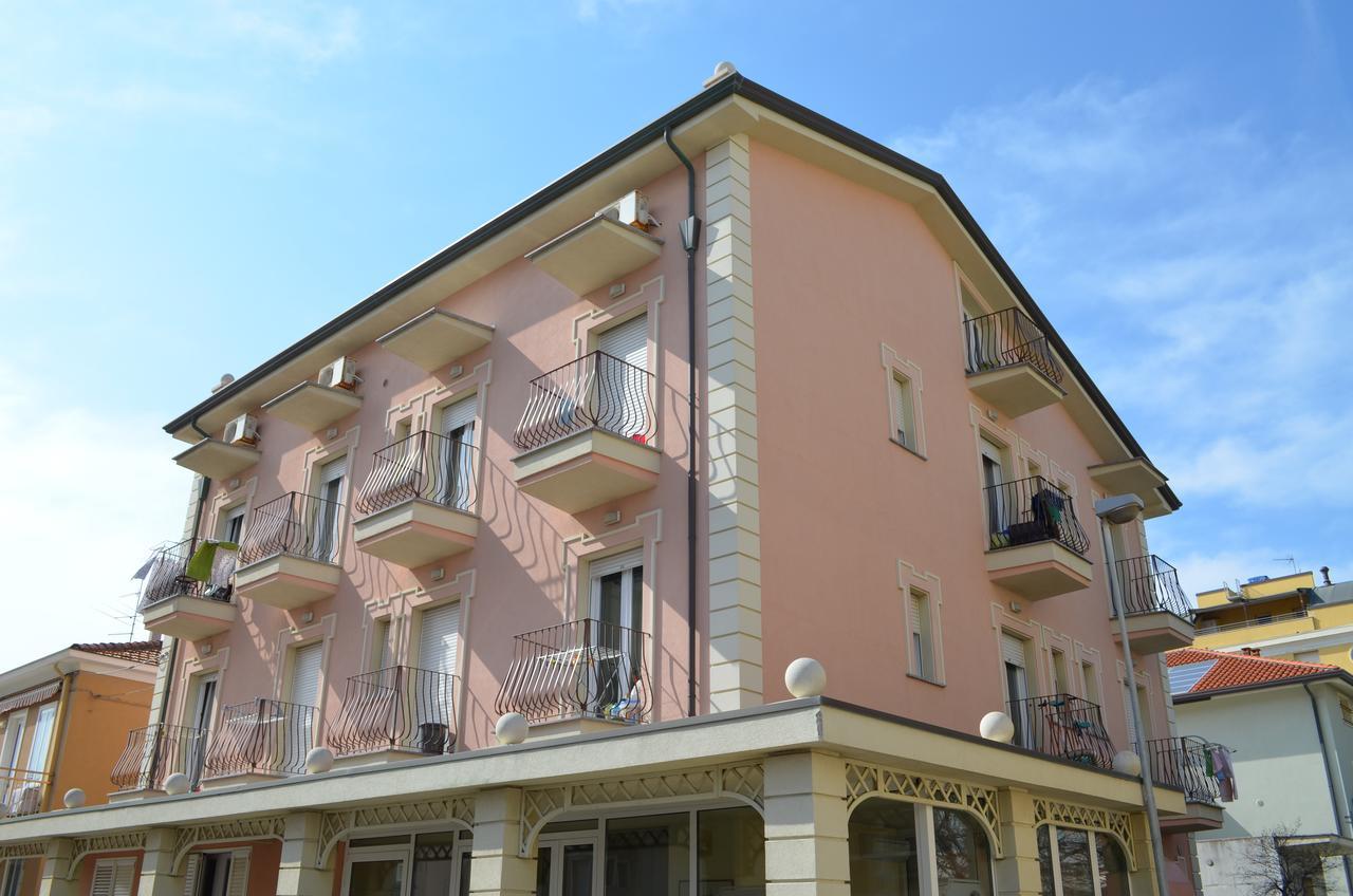 Residence Uno Studio&Suites Rimini Esterno foto
